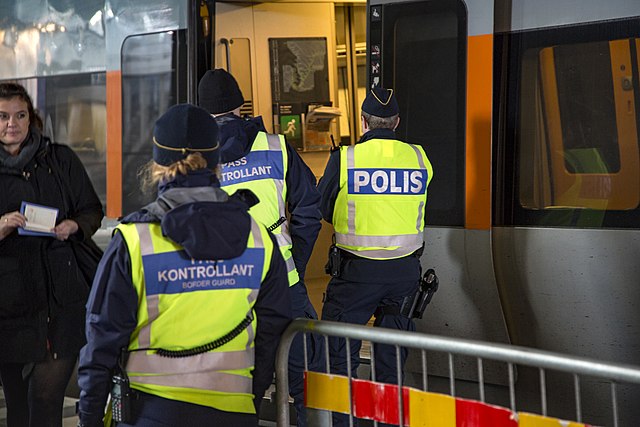 Smugglade vapen och handgranater över Öresundsbron – kvinna och man åtalas