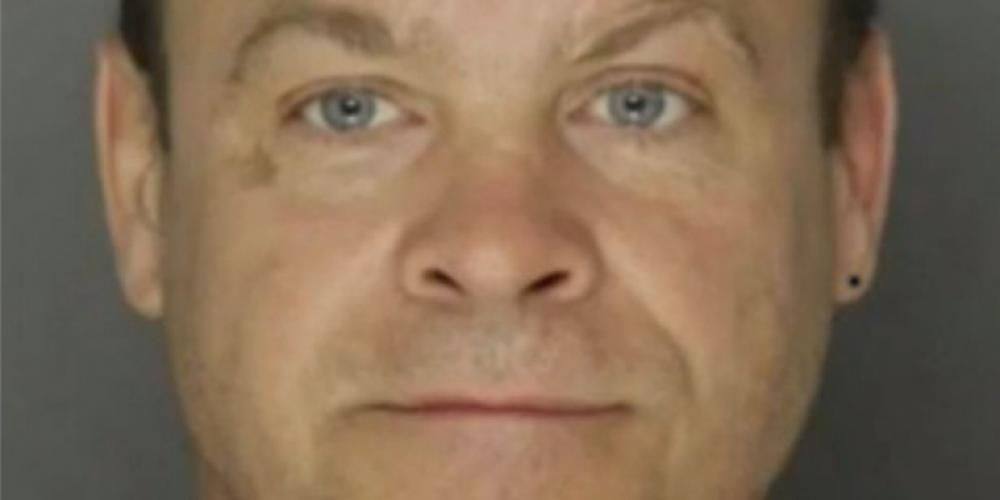 Skräckslagen kvinna öppnar dörren till sovrummet och ser sin pojkvän “mysa” med hunden