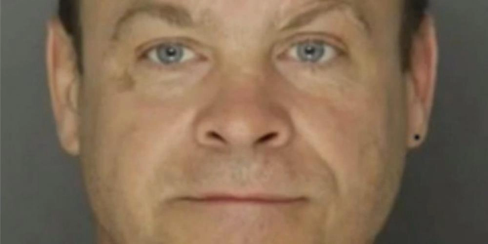 Skräckslagen kvinna öppnar dörren till sovrummet och ser sin pojkvän “mysa” med hunden