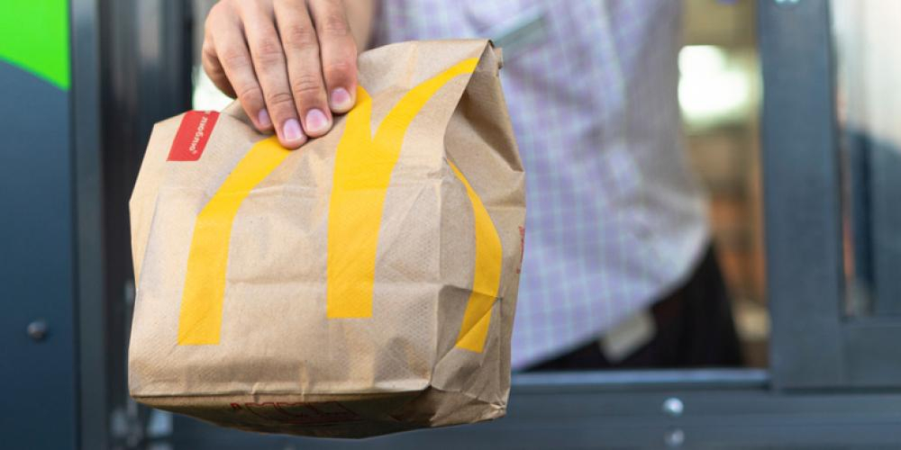 Kvinna stämmer McDonald’s: Orsaken är skrattretande