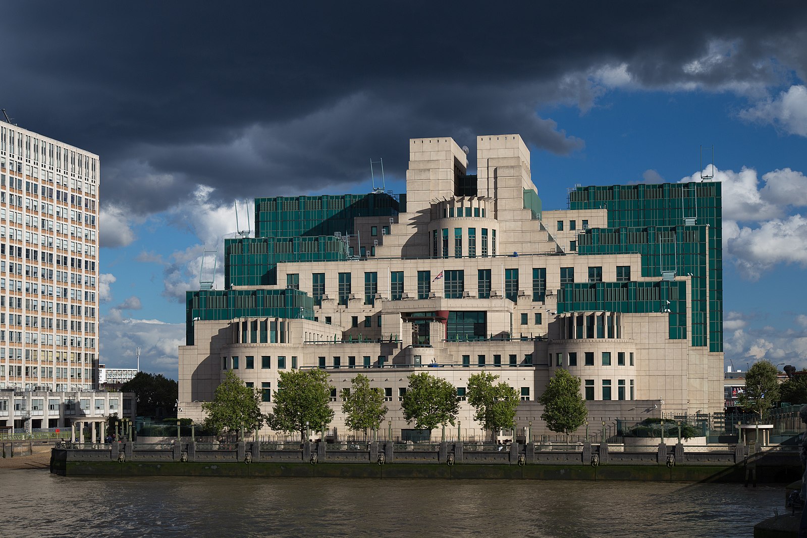 MI6 avslöjar ryska operationer – varning till Europa