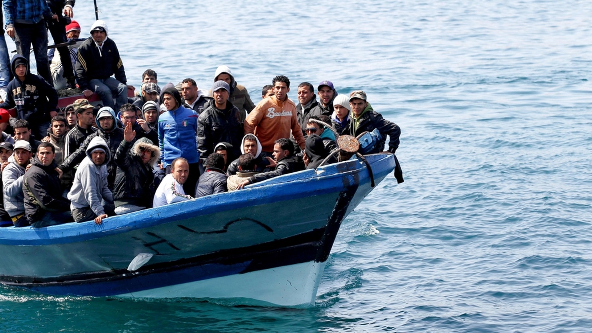 Mer än 700 migranter korsade Engelska kanalen till Storbritannien.