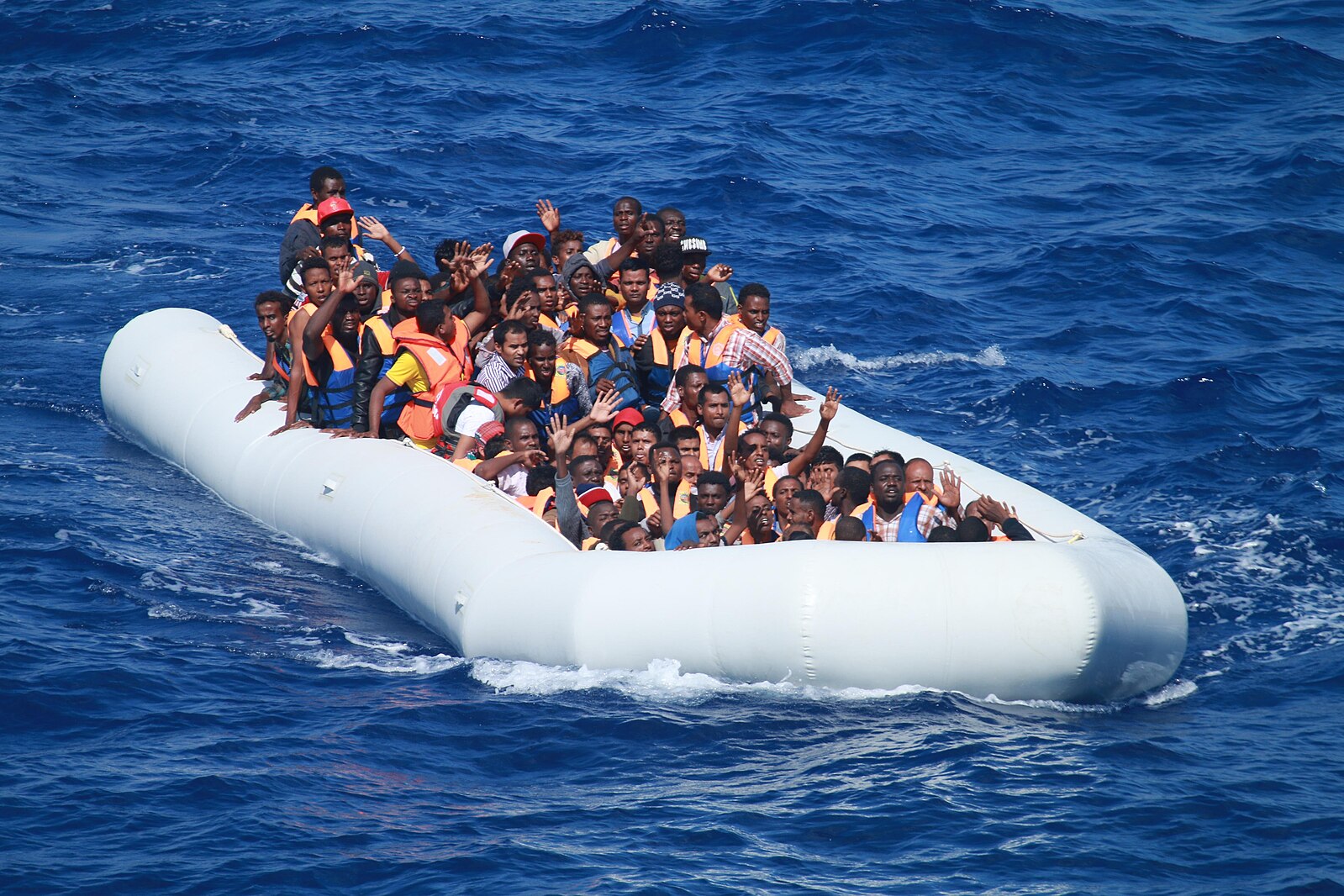 Tio migranter befaras döda efter båtolycka i Engelska kanalen