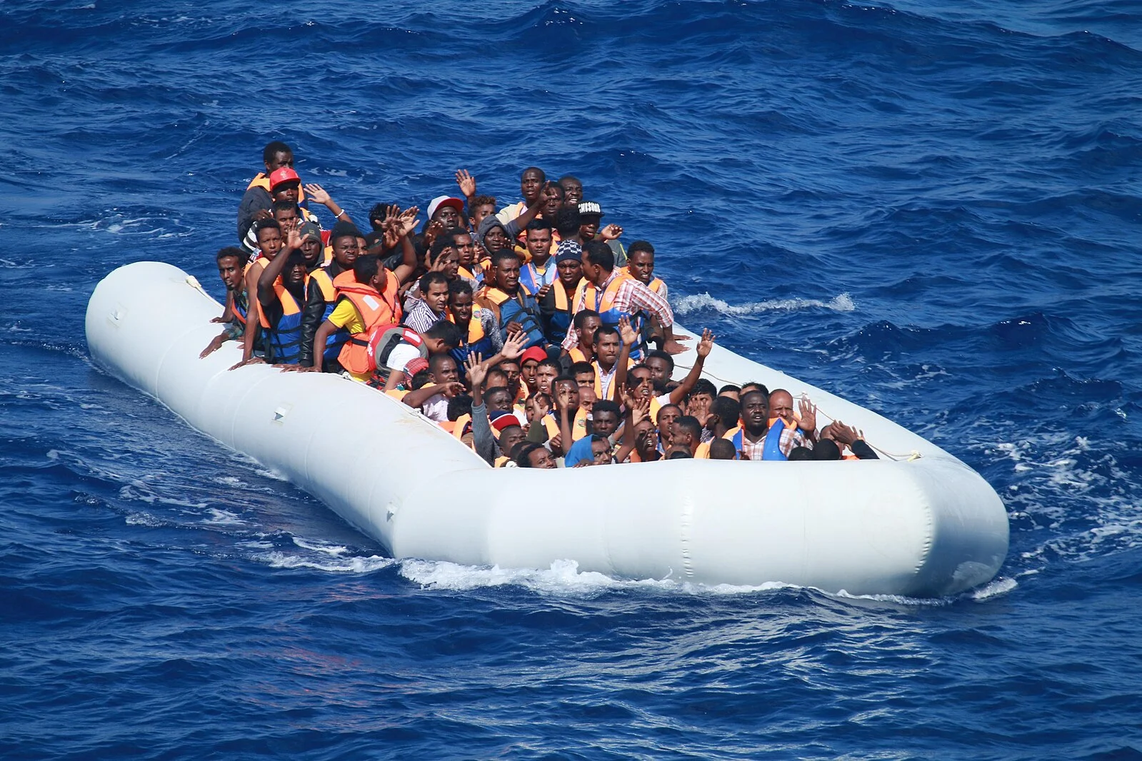 Tio migranter befaras döda efter båtolycka i Engelska kanalen