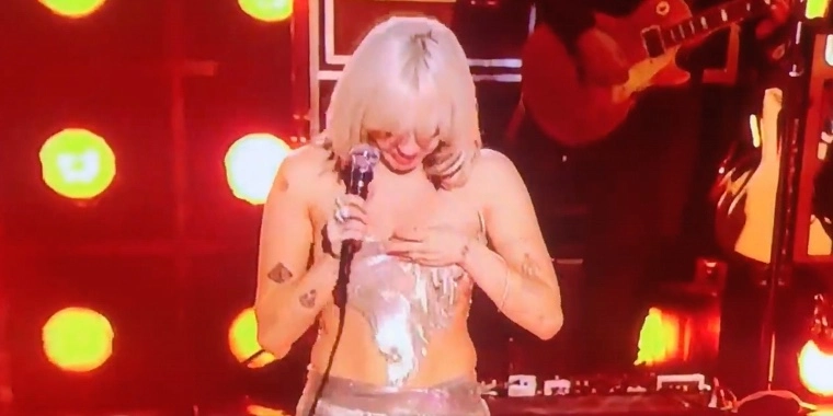 Miley Cyrus tappar sin topp live på scen