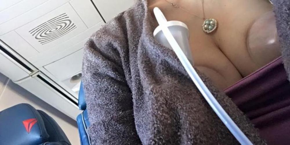 Trillingmamma drar fram bröstpumpen på planet: Genast kommer flygvärdinnan fram för att stoppa henne