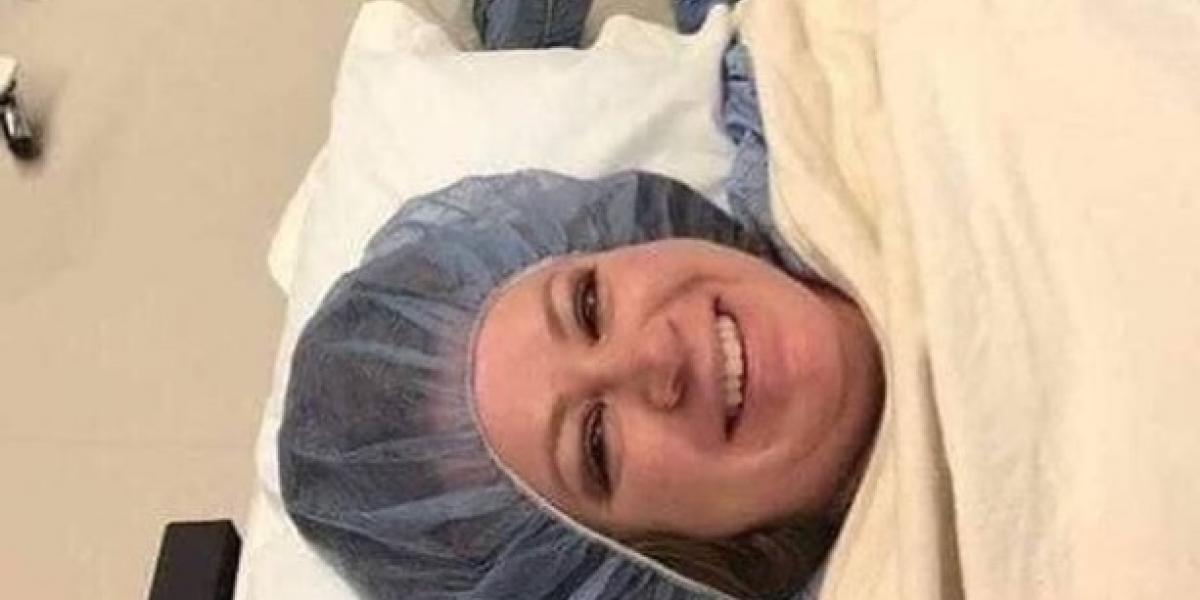 Mammans förlossningsbild blir viral: Vem ligger där i bakgrunden