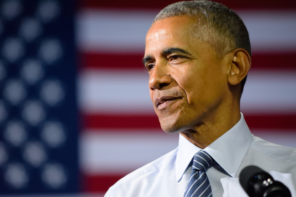 Obama manar män att välja Harris – kritiserar Trumps machostil i kampanjtal