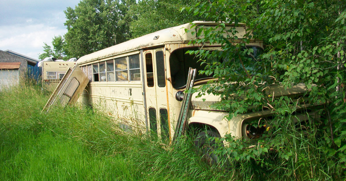 De köpte ett gammalt vrak till skolbuss: Vänta tills du ser hur de förvandlade den