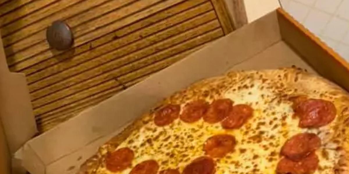 Jason beställde en pepperoni-pizza: När han öppnade lådan blev han djupt chockad