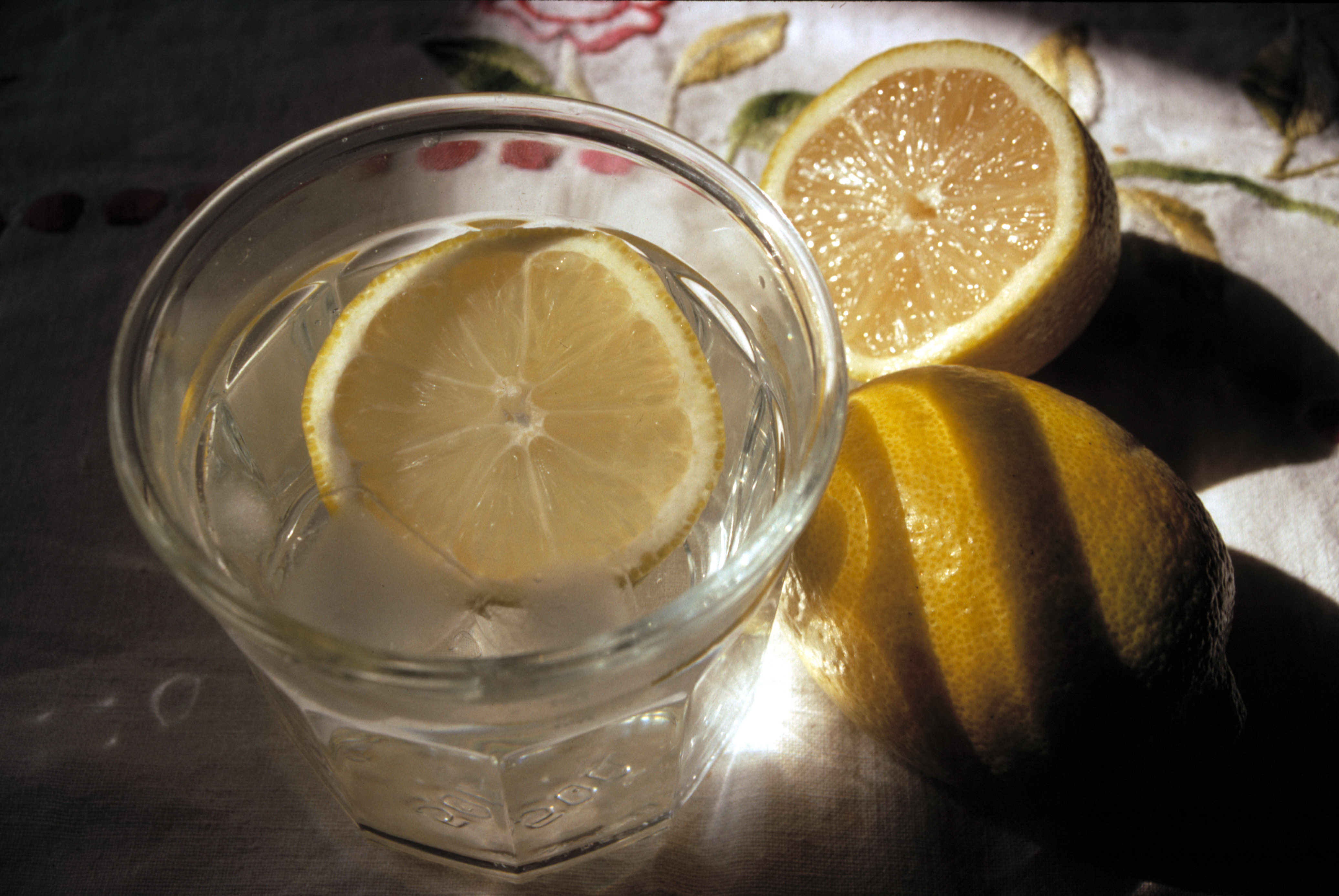 10 anledningar till att du ska dricka vatten med citron i