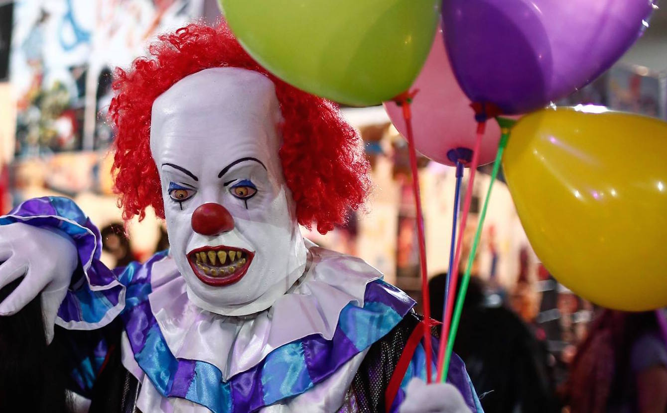 Skrämmande clown med yxa drog i Jespers bildörr: Det är en ny trend