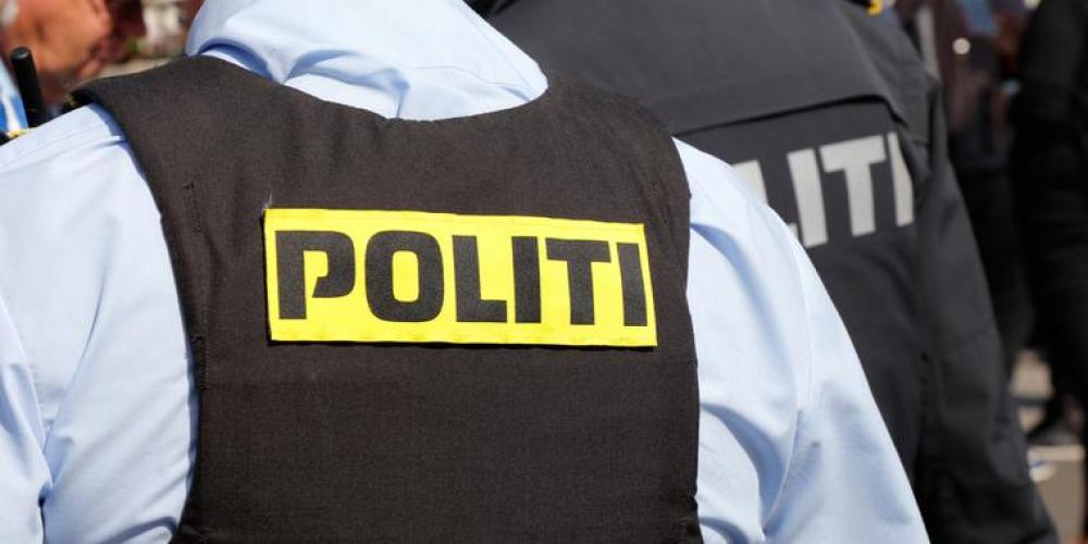 2 poliser poserade med naket lik