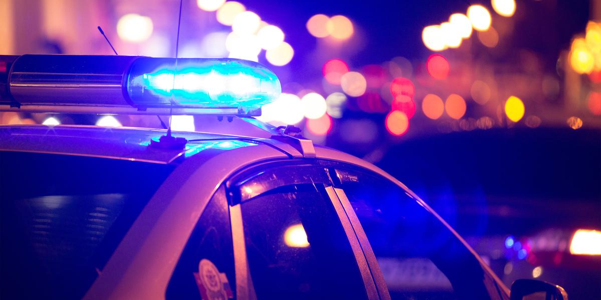 28-årig polis misstänks för mord: Känd programledare och hans partner har hittats döda