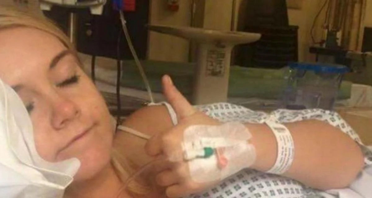 Selfie från sjukhuset: Emma fick en vibrerande dildo opererad ut ur tarmen
