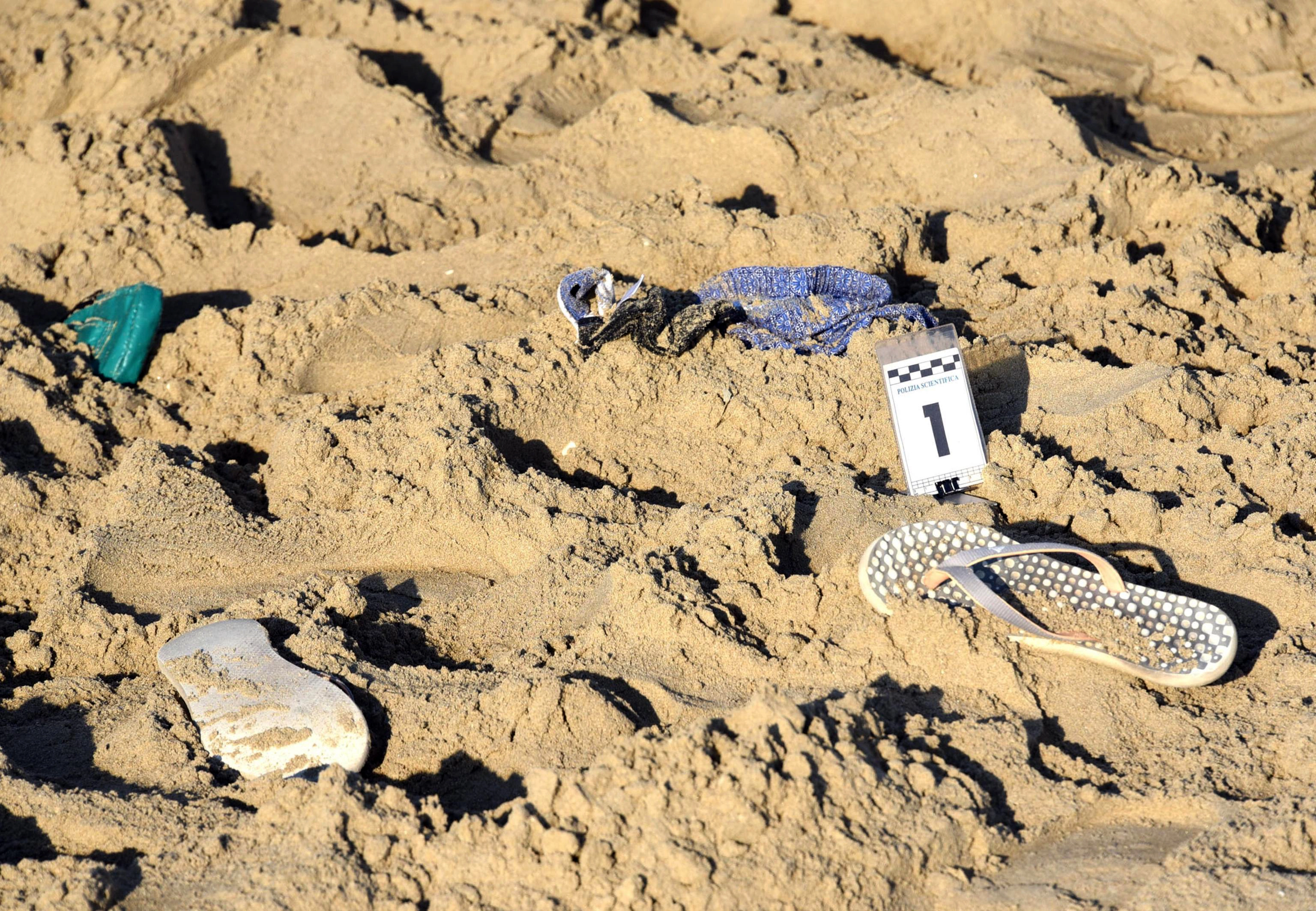 26-årig kvinna gruppvåldtagen på strand framför pojkvännen