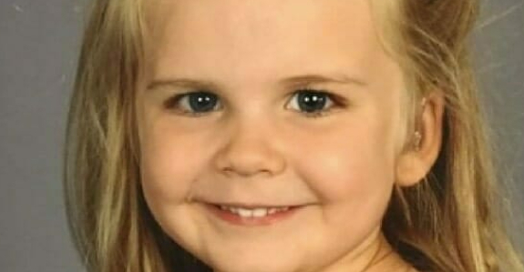 Pappa lät sin 3-åriga dotter välja kläder till skolbilden: Nu går bilden världen runt