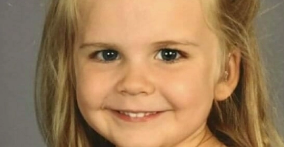 Pappa lät sin 3-åriga dotter välja kläder till skolbilden: Nu går bilden världen runt