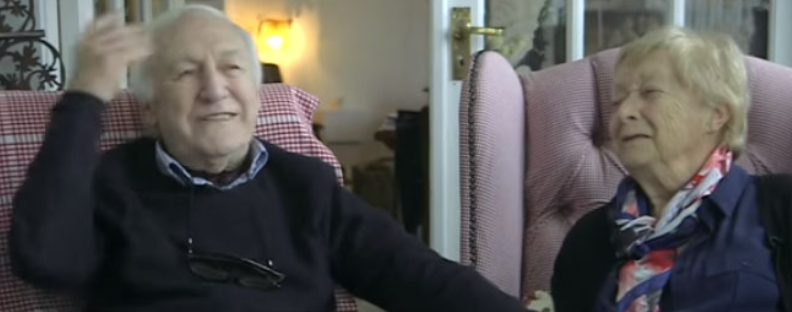 När Mona förlorade synen tog hennes 84-årige man en kurs så att han kunde sminka henne