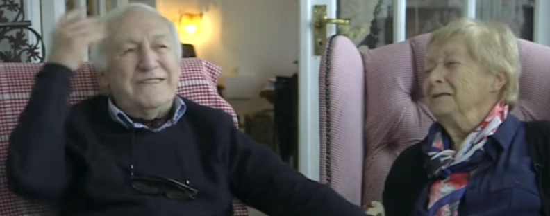 När Mona förlorade synen tog hennes 84-årige man en kurs så att han kunde sminka henne