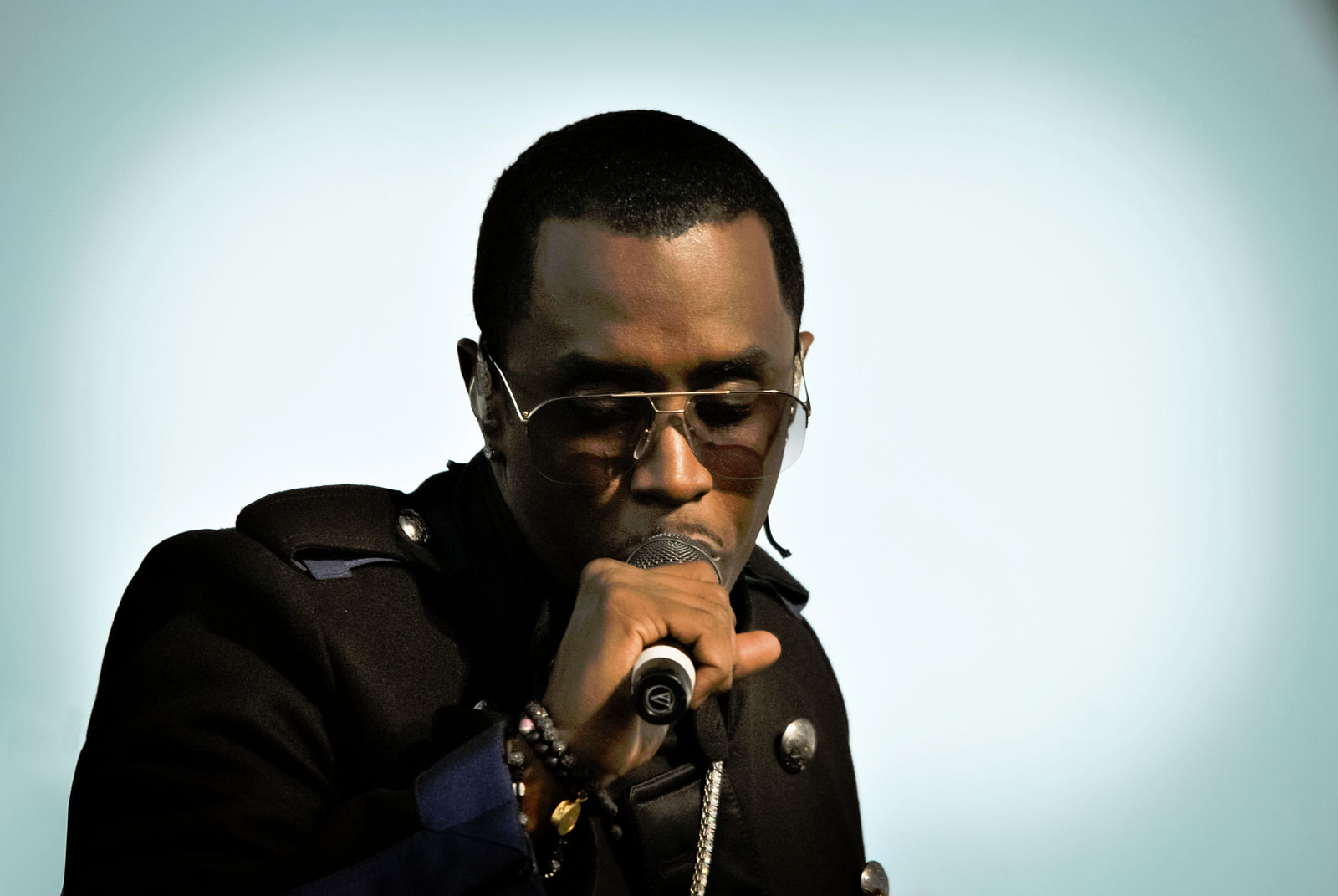 Kvinnlig dansare anklagar Diddy för övergrepp – ”Hemsöker mig än idag”