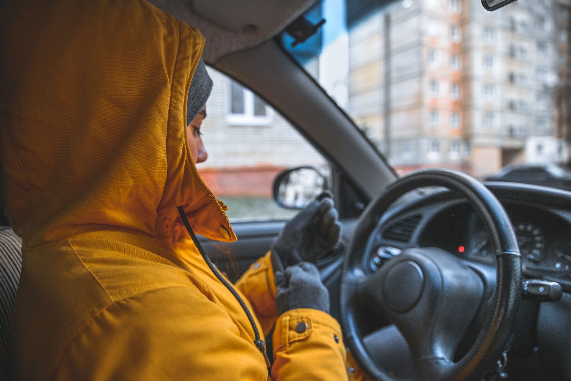 Förvånande: Det är livsfarligt att ha vinterjacka på sig i bilen