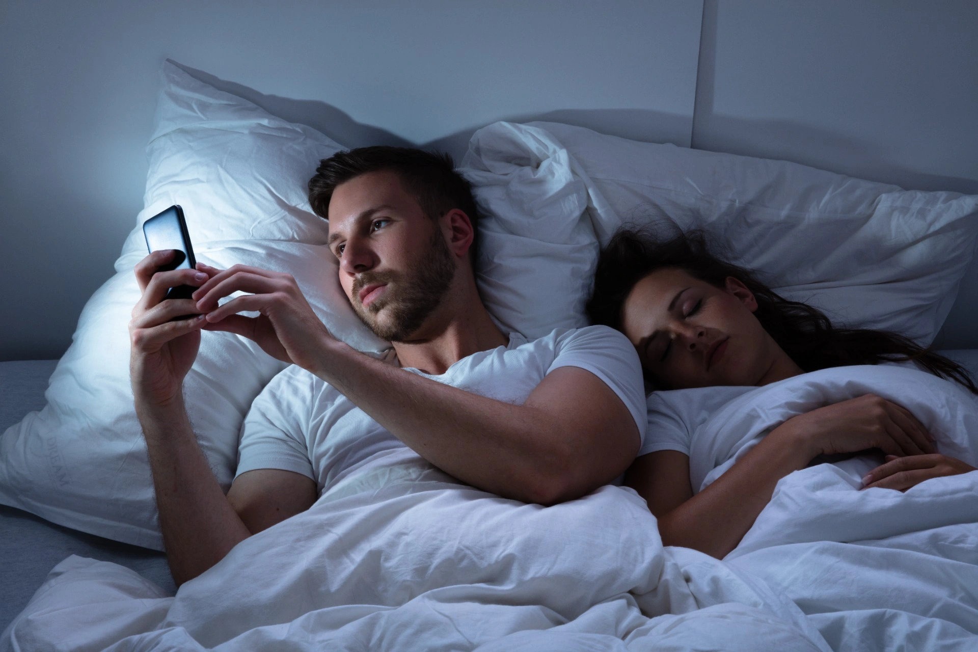 Otrogen man med sin iPhone iOS18