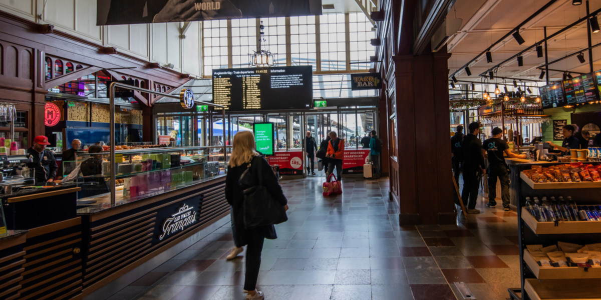 Svenskarna går emot hälsomyndighetens rekommendationer i kollektivtrafiken