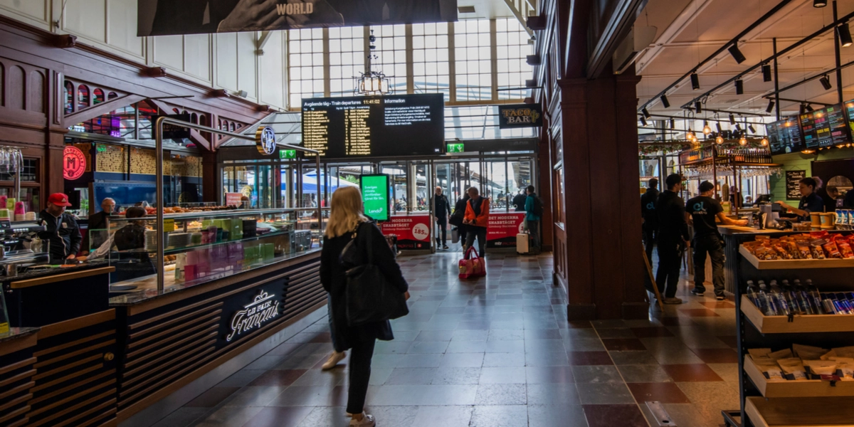 Svenskarna går emot hälsomyndighetens rekommendationer i kollektivtrafiken