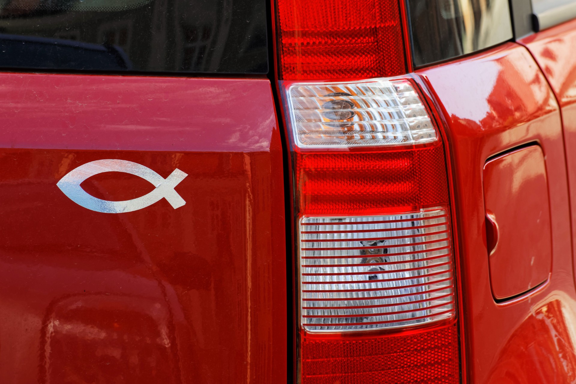 Inte många svenskar vet: Det betyder fisk-symbolen på bilen