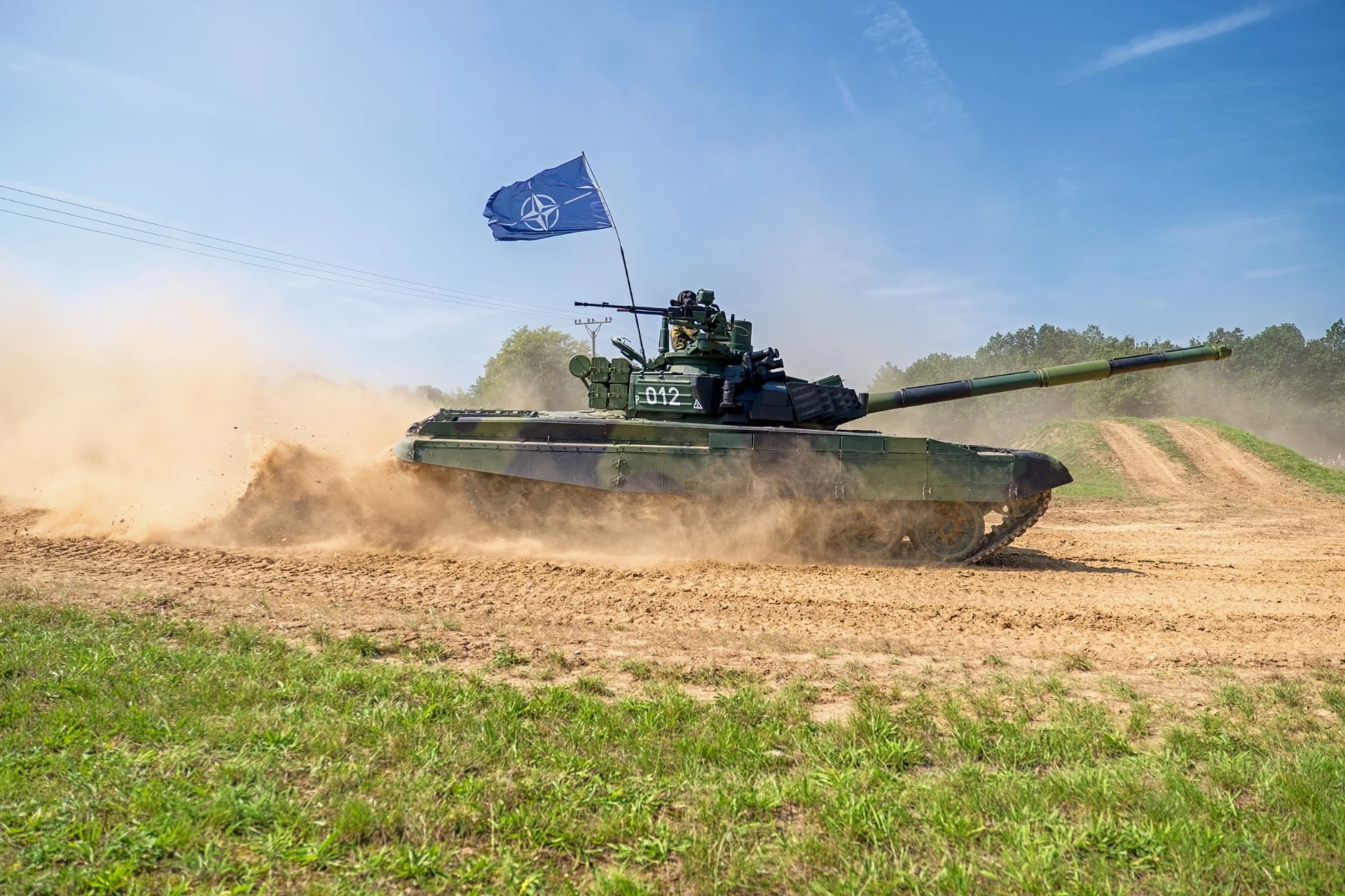 Natos högsta militära tjänsteman uppmanar: ’Öka vapenproduktion’