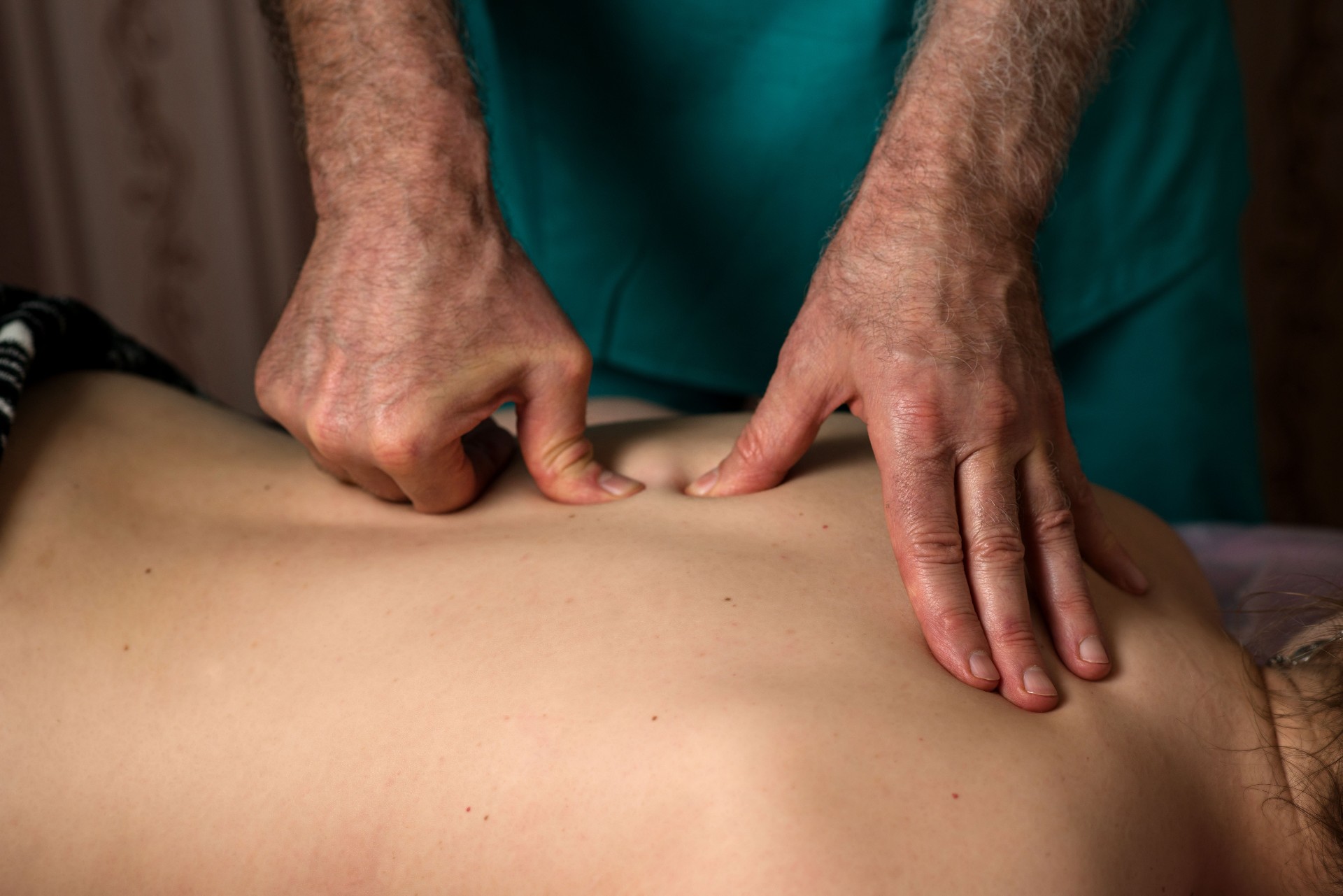 Massör döms till fängelse och utvisning: Våldtog kunder