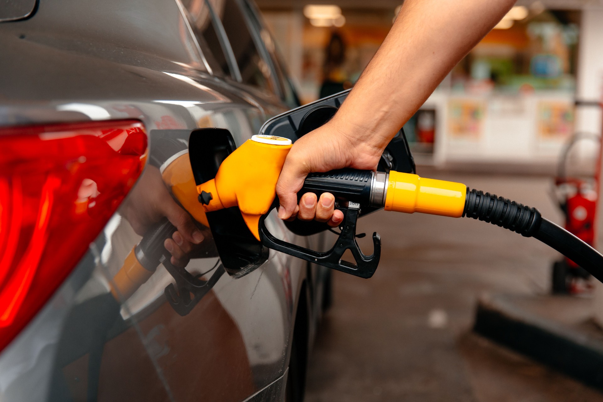 Dieselpriset sjunker till sommarens nivåer: Mindre 23 kronor per liter