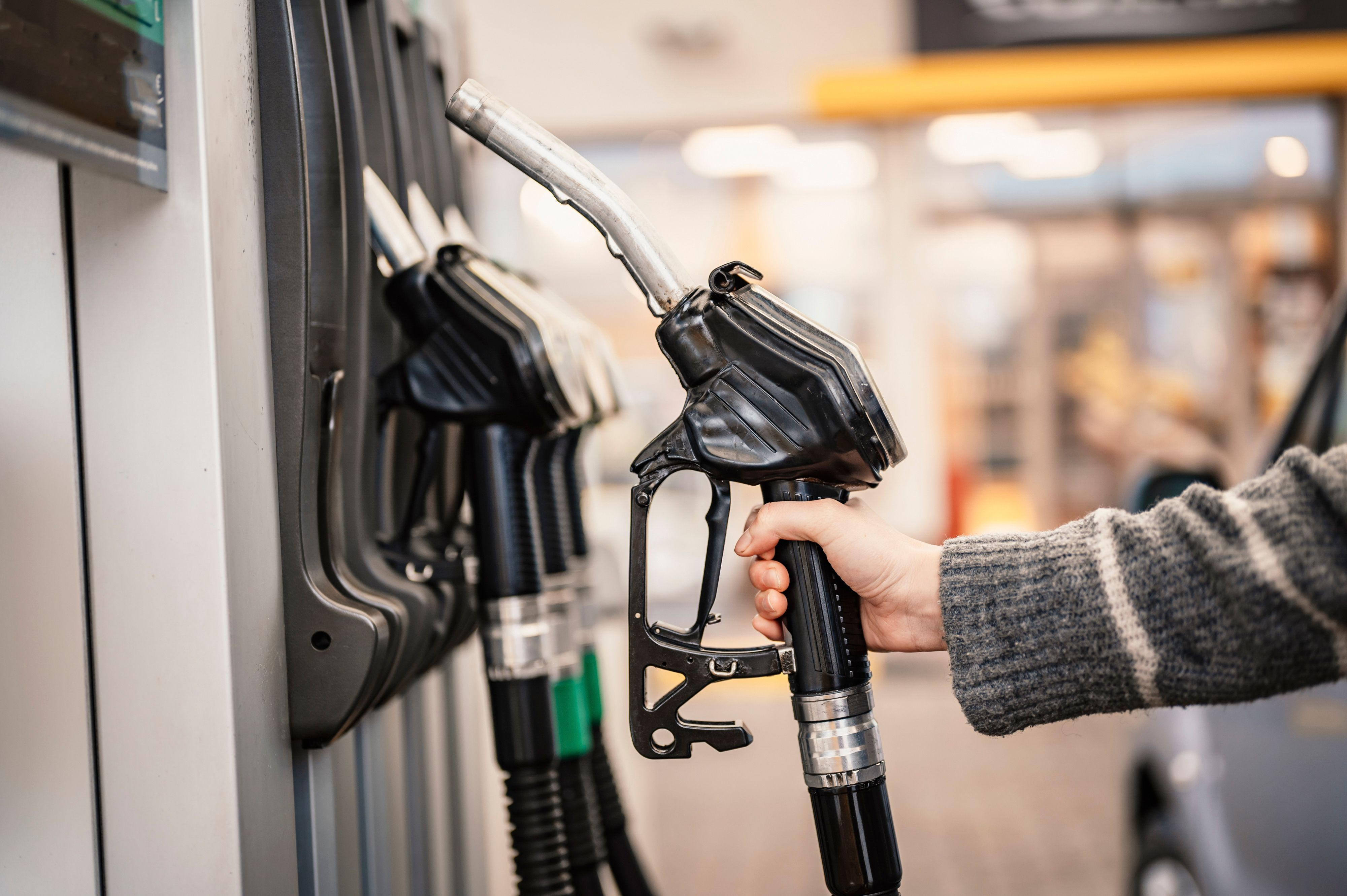 Drivmedelspriser på nedgång: Bensin och diesel blir billigare