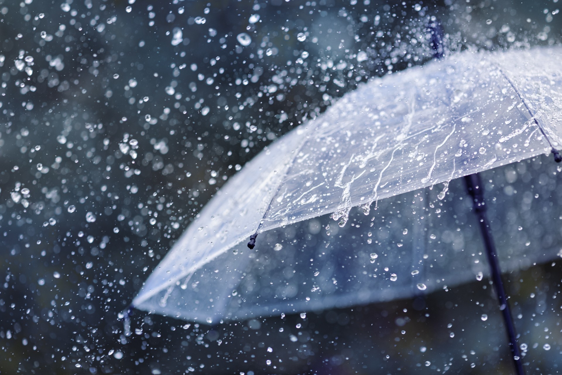 Klart väder i norr – snöfall och regn på väg mot södra Sverige
