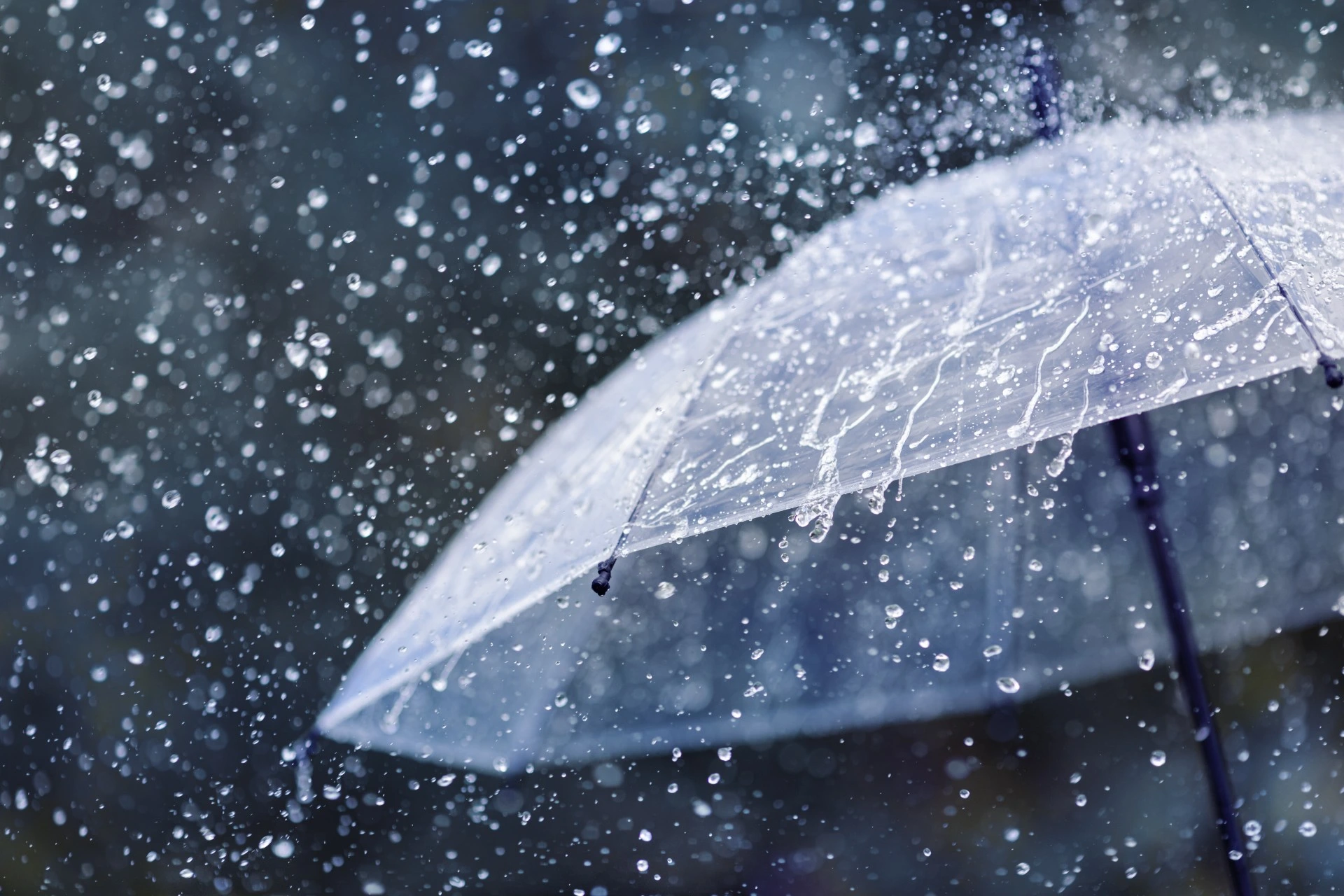 Klart väder i norr – snöfall och regn på väg mot södra Sverige
