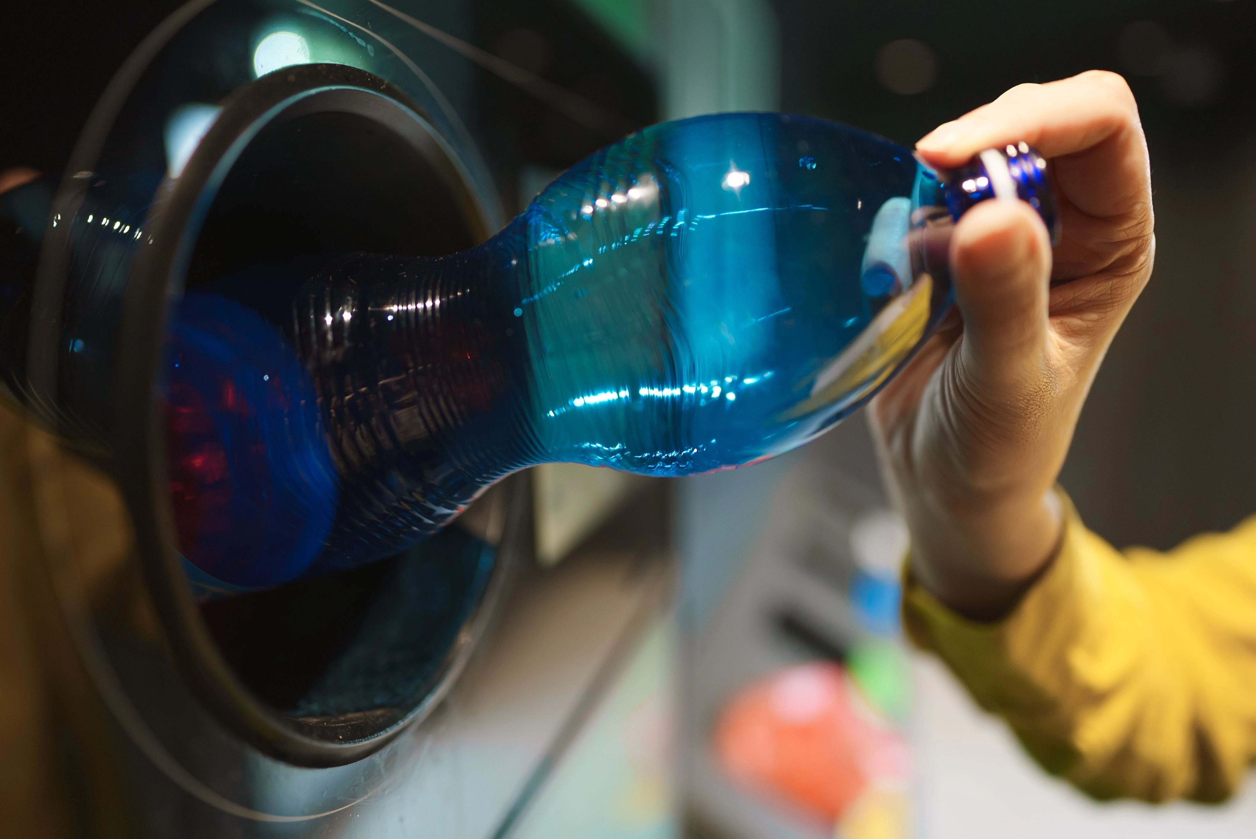 Snart får flaskorna ny färg – allt du behöver veta om EU:s plastkrav