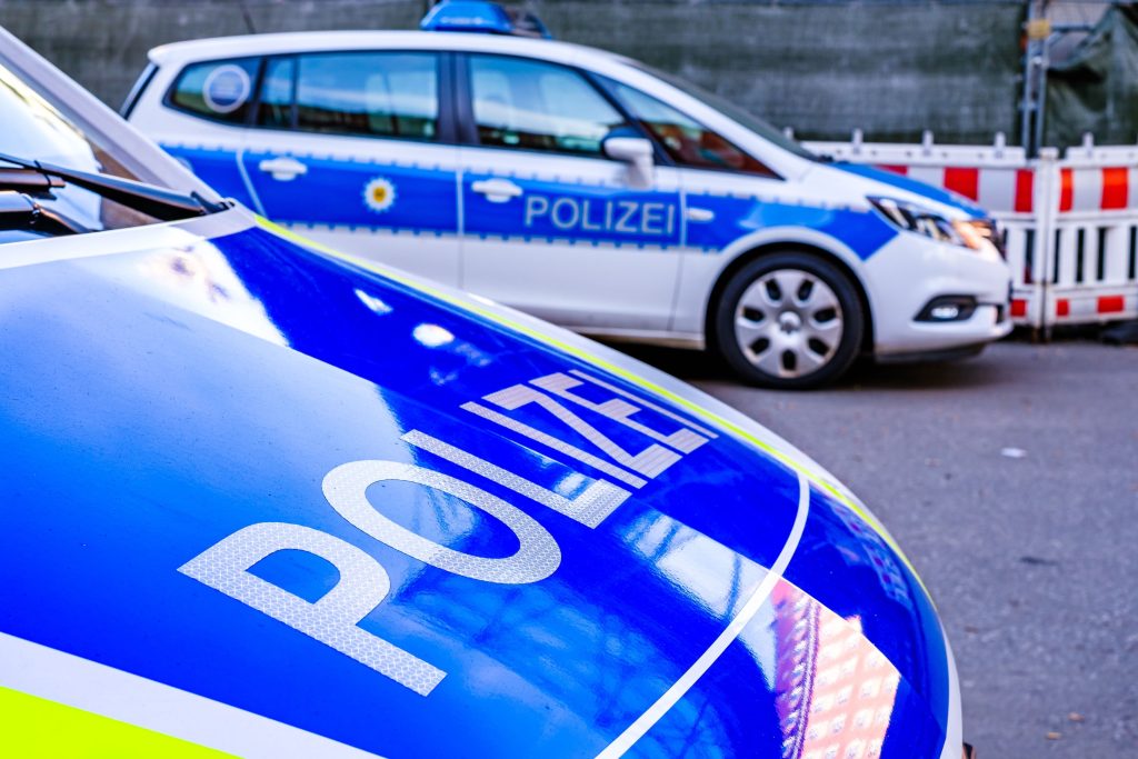 JUST NU: Bil har kört in i folkmassa – flera skadade