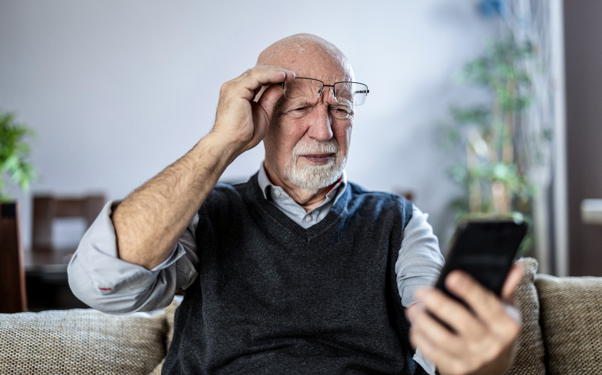 Telefonbedrägeriernas psykologi: Varför vi inte kan stå emot
