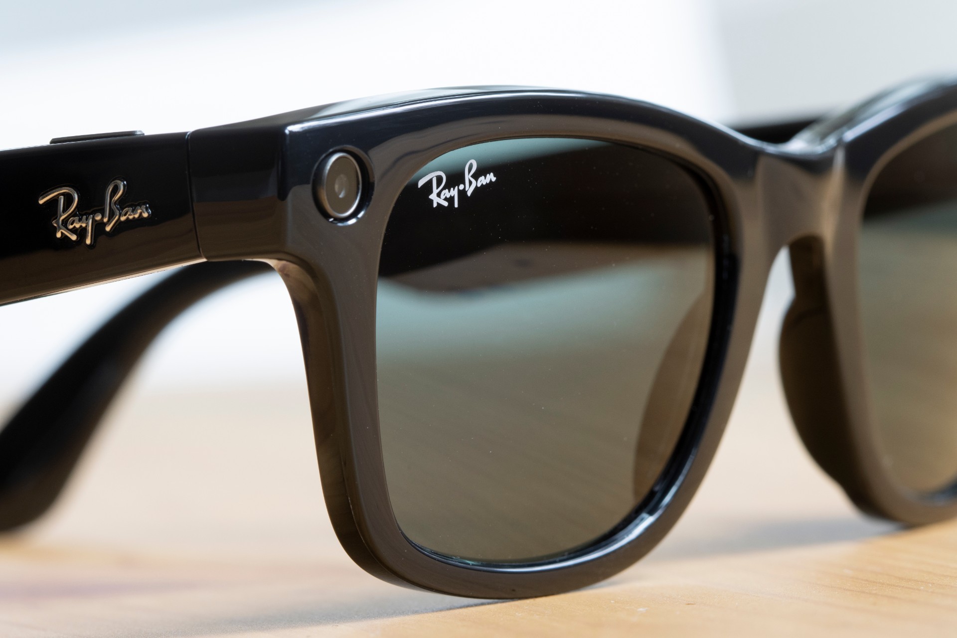 Oakley och Meta lanserar smarta glasögon för aktiva användare