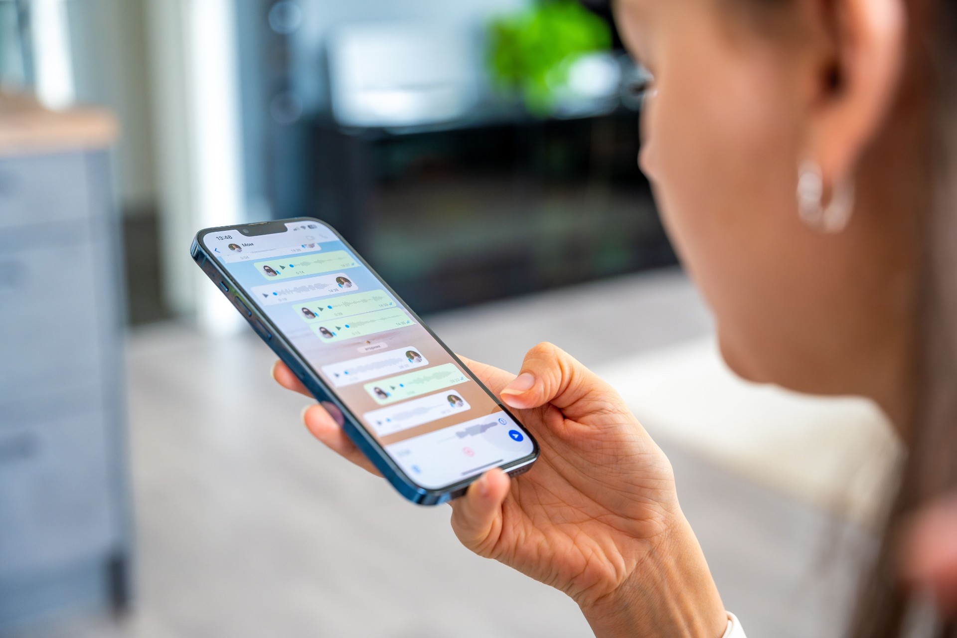 Chockerande studie: Unga och kvinnor prioriterar mobilen över sex