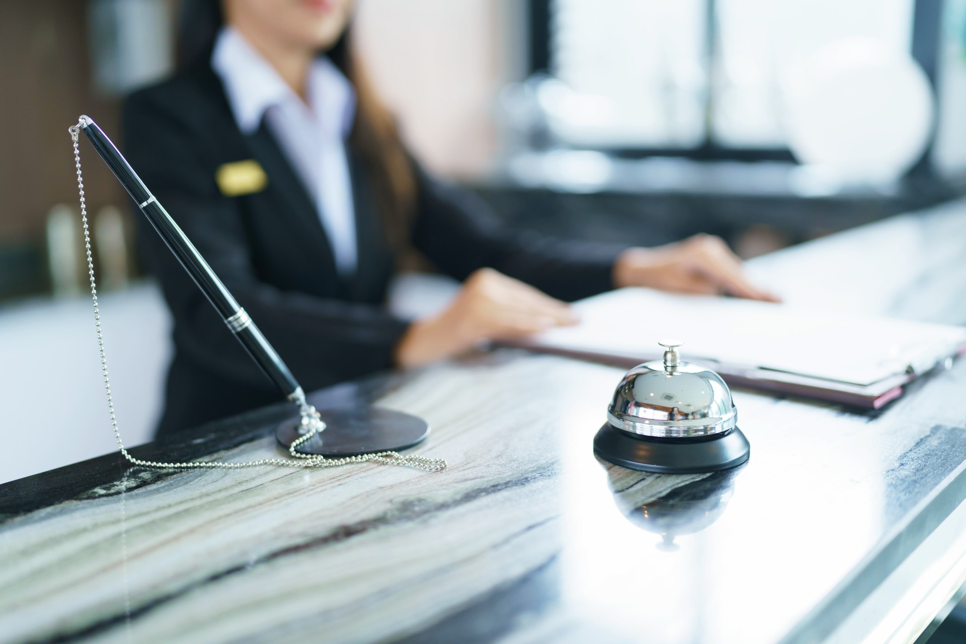 Hotellreceptionist avslöjar: Här är 8 saker du aldrig bör göra på ett hotell