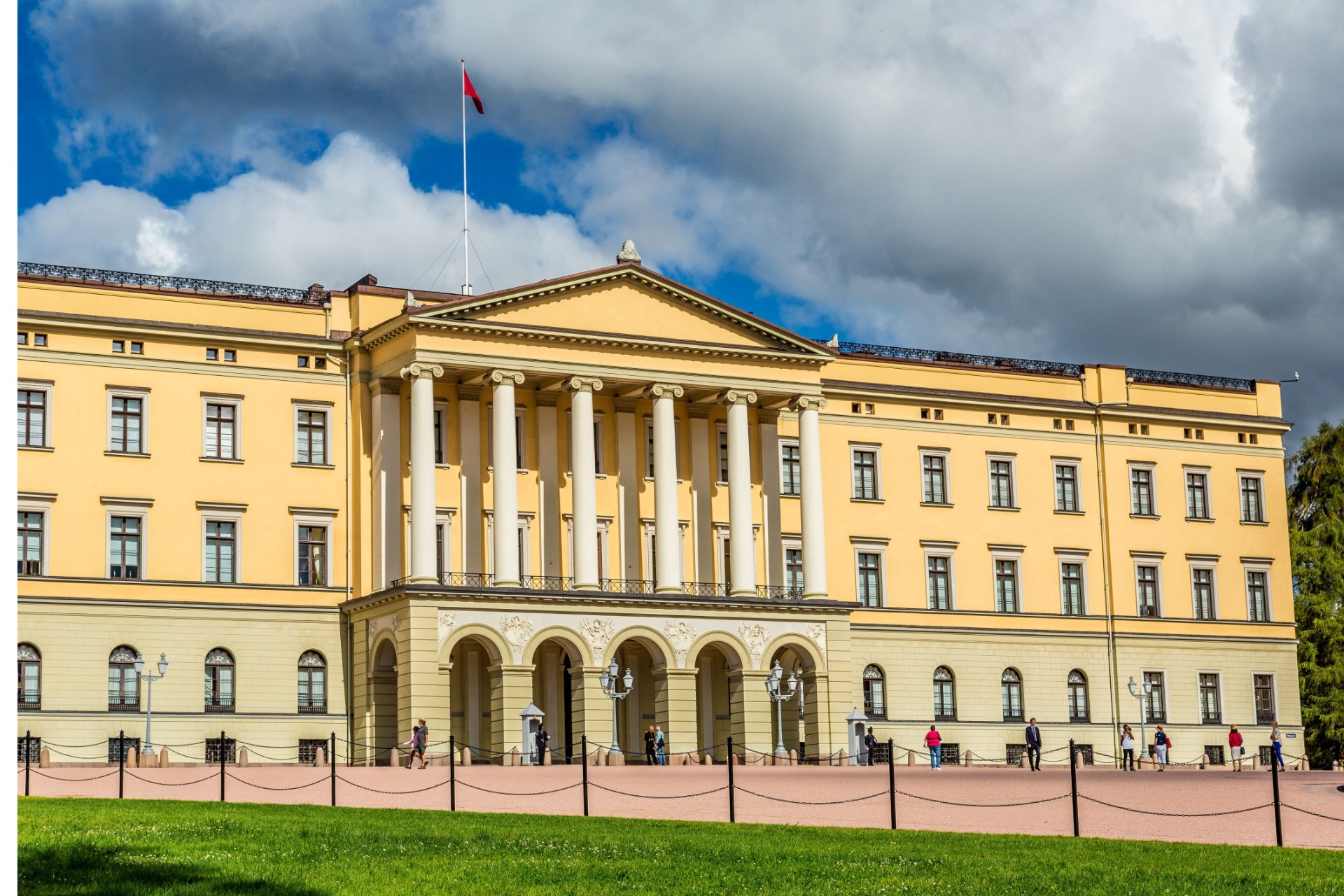 JUST NU: Brandbombsattack mot Norska slottet – man i rullstol gripen