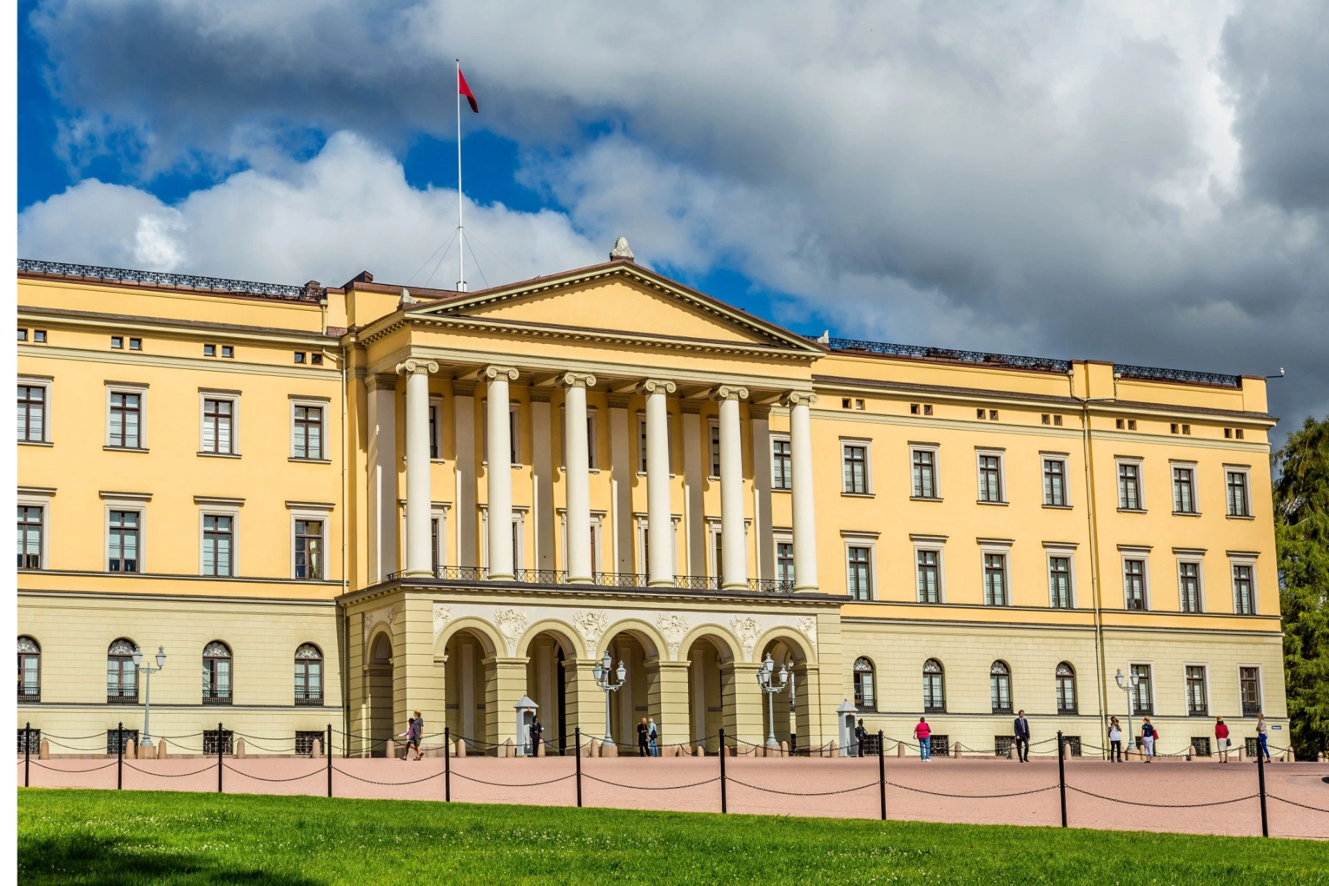 JUST NU: Brandbombsattack mot Norska slottet – man i rullstol gripen