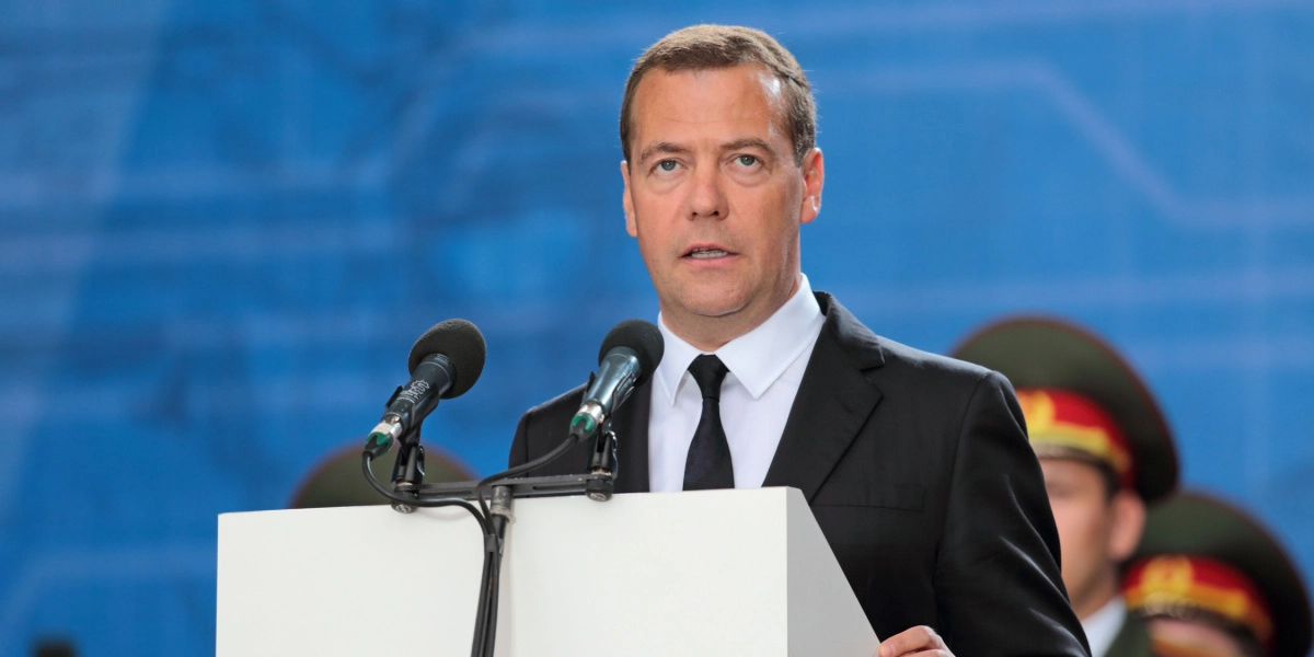 Medvedev varnar för riskerna med en Ryssland-Nato-konflikt och kallar det för ”apokalypsen”