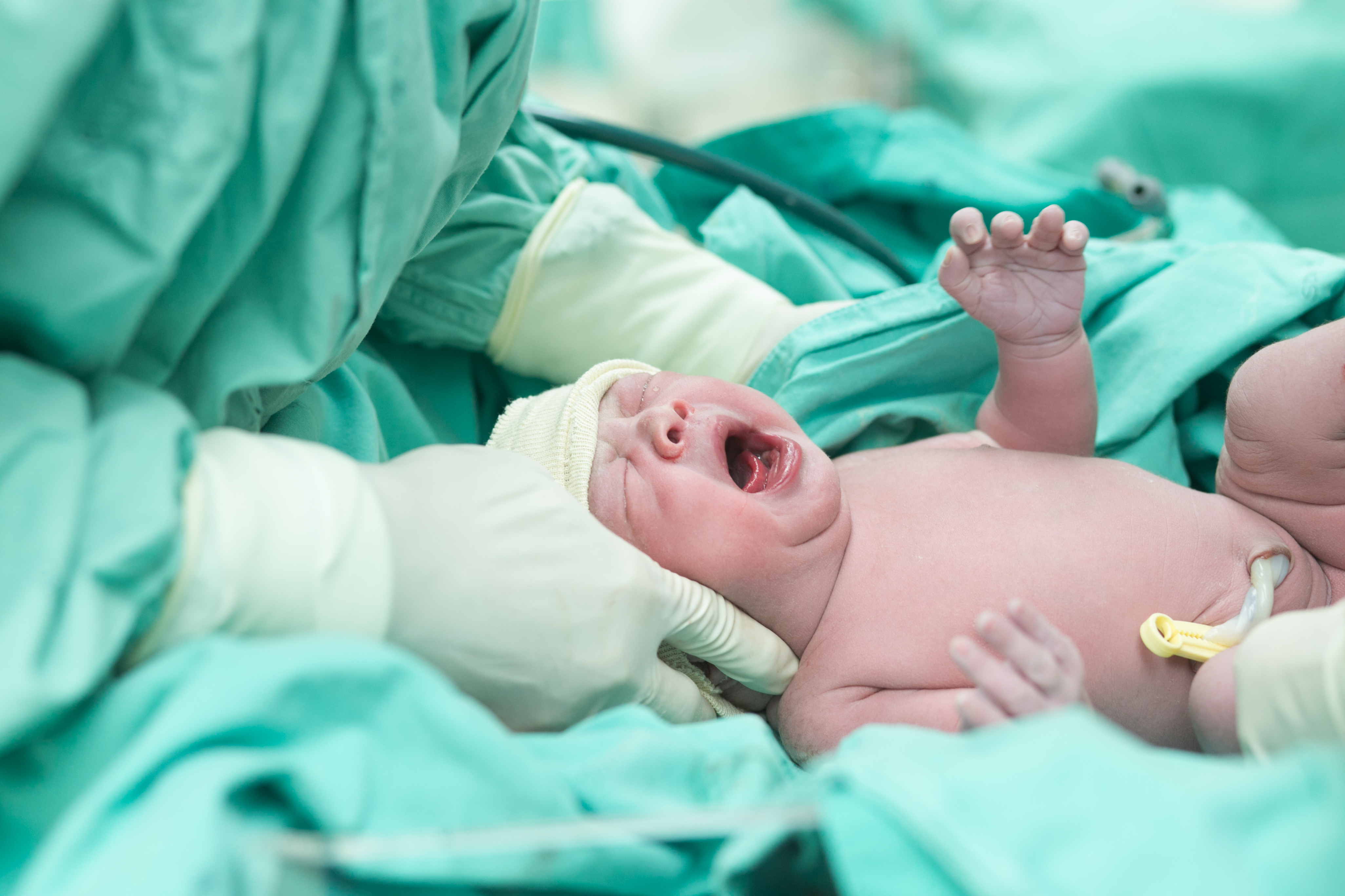Mamma får 136 miljoner kronor i ersättning: ”Sjuksköterskan försökte trycka tillbaka bebisen i min vagina”