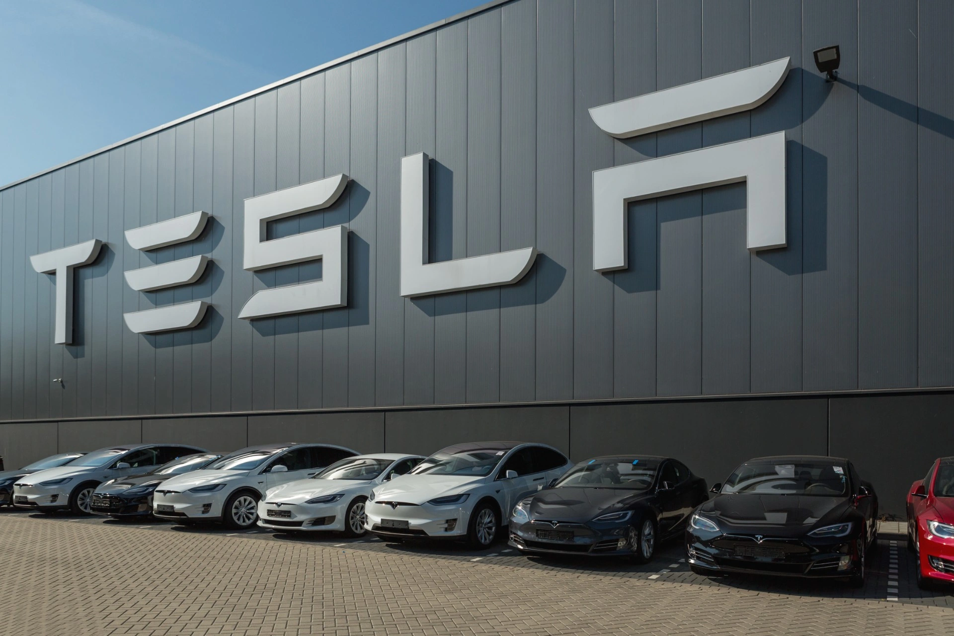 Strejkbrytare servar Teslabilar i Luleå – IF Metall markerar