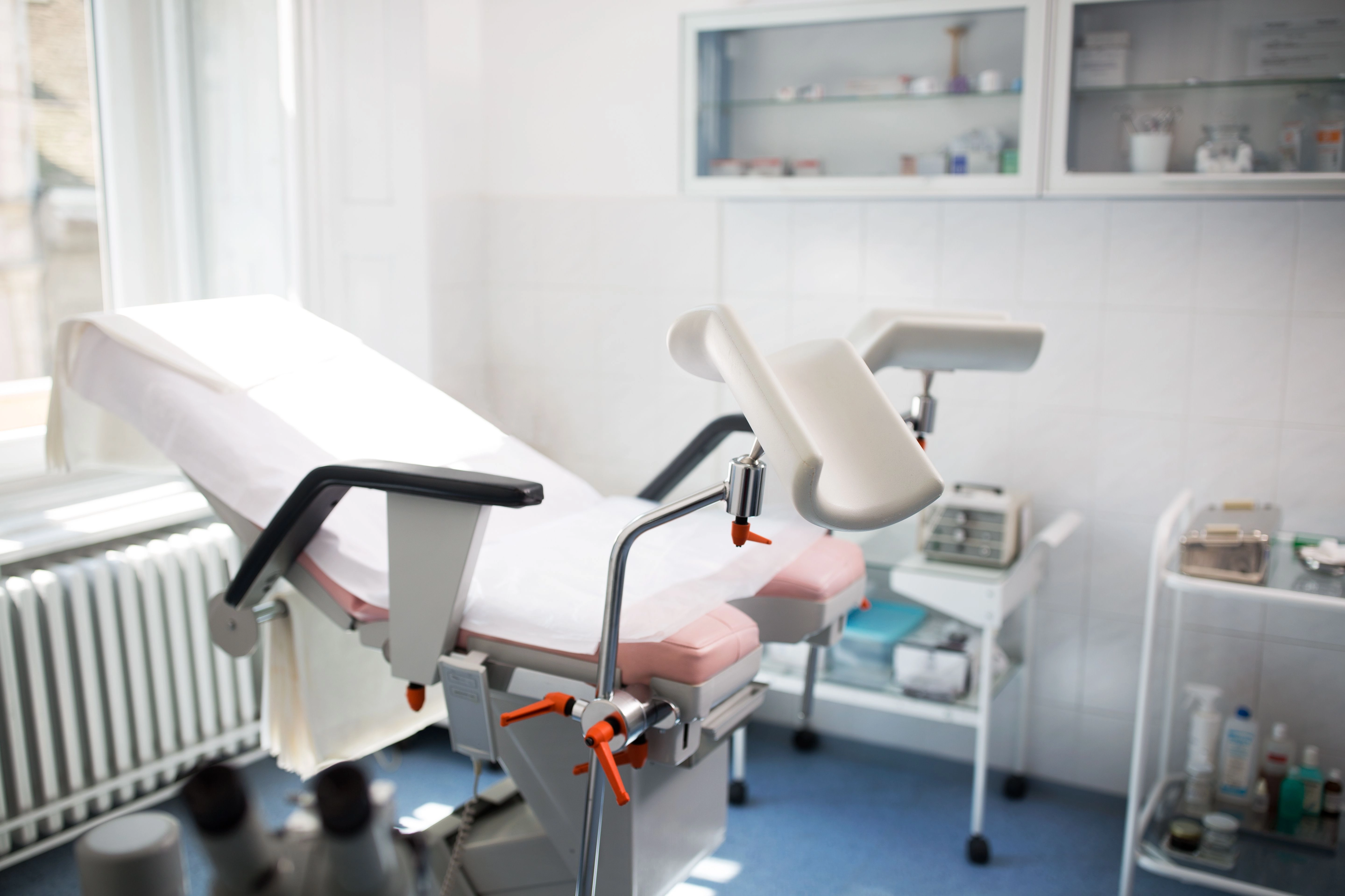 Gynekolog dömd för sexövergrepp på egen klinik: Kysste ung kvinnas underliv