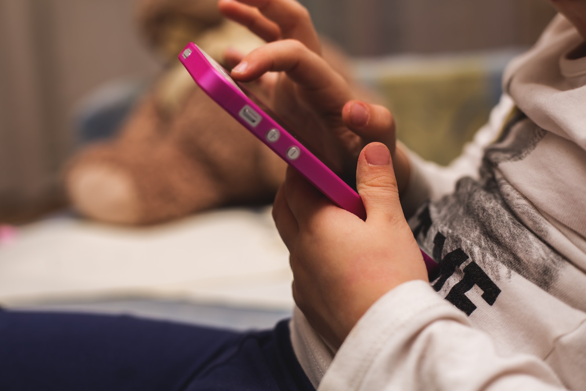 Revolutionerande förslag: Mobilförbud för barn under 13 år på väg
