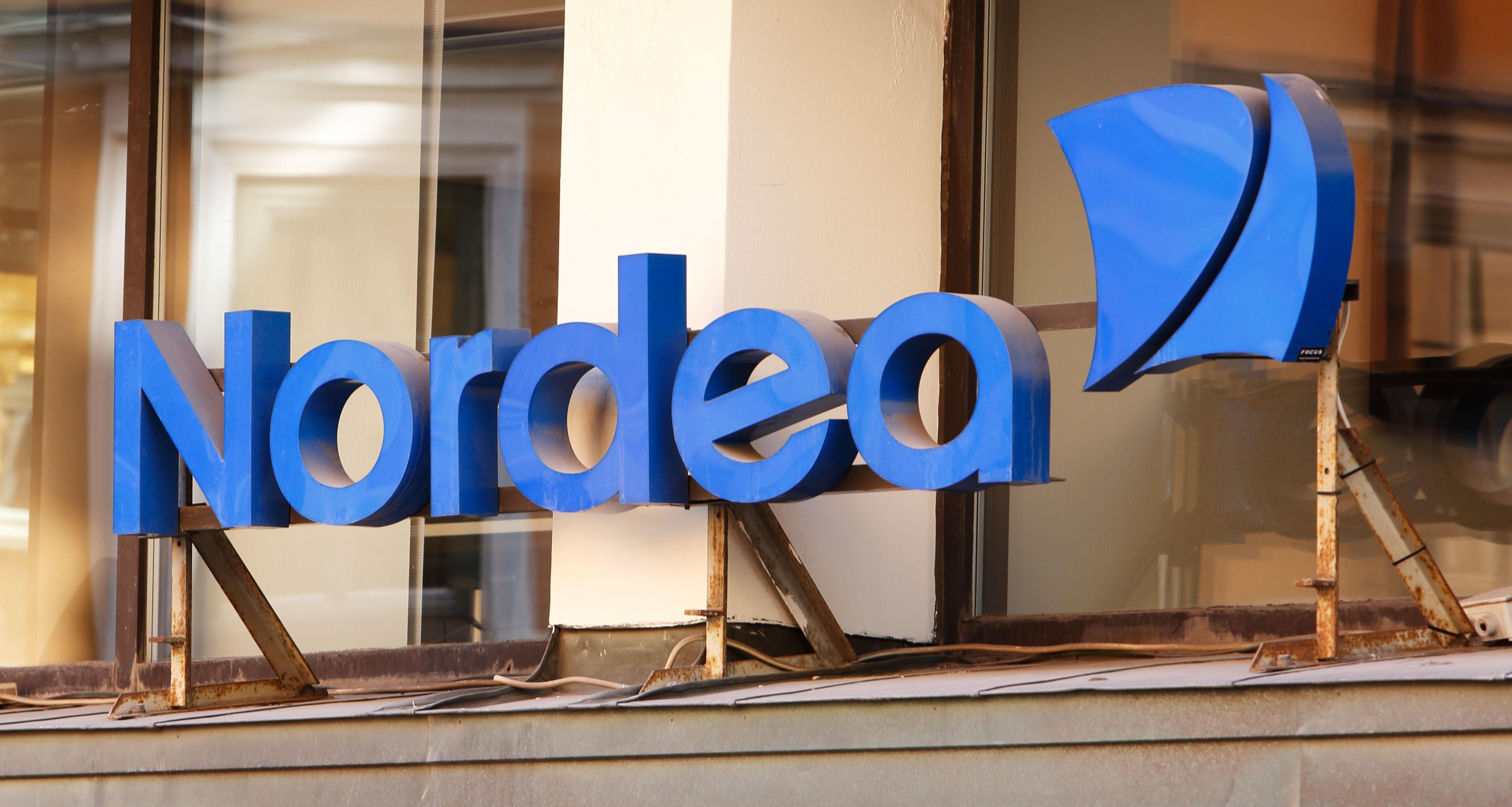 Lurad på 600 000 kronor – nu stämmer Rasmus Nordea